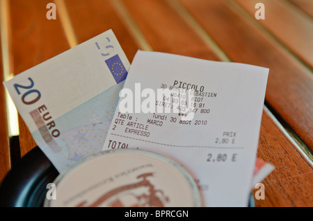 Bill von einem Café in Biot Dorf für 2 Espresso-Kaffees mit 20 € Bargeld auf einem Tisch Stockfoto