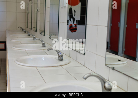 Waschbecken in einem französischen Herren WC Block. Stockfoto