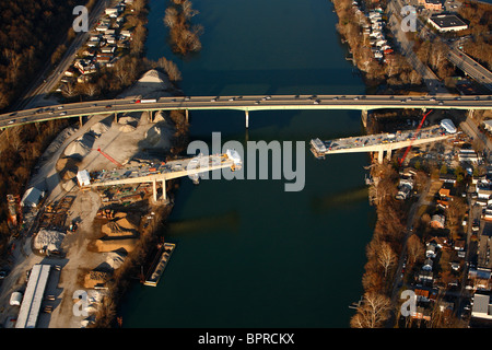 Luftbild der neuen I64 Brücke im Bau über dem Kanawha River in der Innenstadt von Charleston, WV. Stockfoto