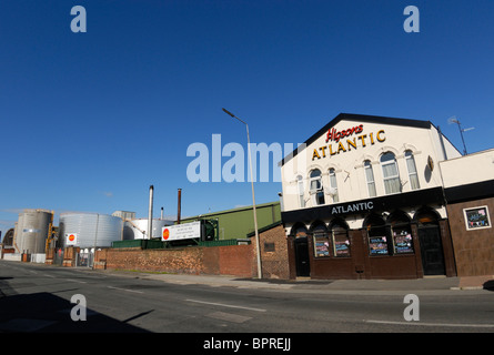 Higsons Atlantic Public House auf Regent Road (Dock Road) von Liverpool Docks in Merseyside. Stockfoto