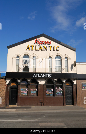 Higsons Atlantic Public House auf Regent Road (Dock Road) von Liverpool Docks in Merseyside. Stockfoto