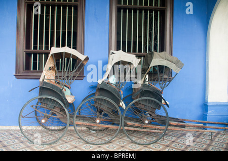 Fahrrad-Rikschas vor der Cheong Fatt Tze chinesischen Mansion in Georgetown, Malaysia Stockfoto