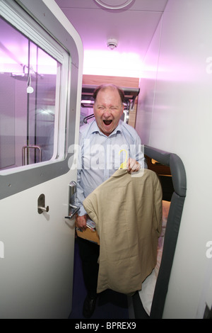 Bild zeigt einen Mann, der Aufenthalt im Yotel, ein Budgethotel aus winzigen Kabinen, Gatwick Flughafen, England, UK. Foto: Jeff Gilbert Stockfoto