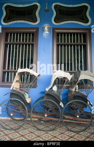 Fahrrad-Rikschas vor der Cheong Fatt Tze chinesischen Mansion in Georgetown, Malaysia Stockfoto