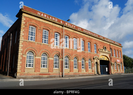 Ehemalige Harland & Wolff-Büros am Regent Straße (Dock), Liverpool renoviert und umfasst die White Star Cafe. Stockfoto