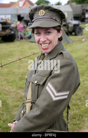 WW2 Reenactment weibliche Mitglied in der Uniform eines ATS Corporal Stockfoto