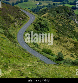 Kurvenreiche Straße am Berg. Auvergne, Frankreich. Stockfoto