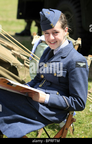 Ein junges WW2 Reenactment weibliche Mitglied in der Uniform eines WAAF Stockfoto