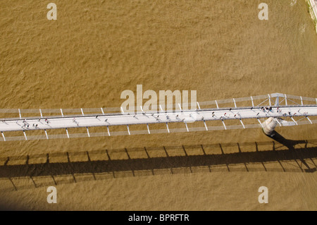 Londoner Millennium Bridge aus der Luft Stockfoto