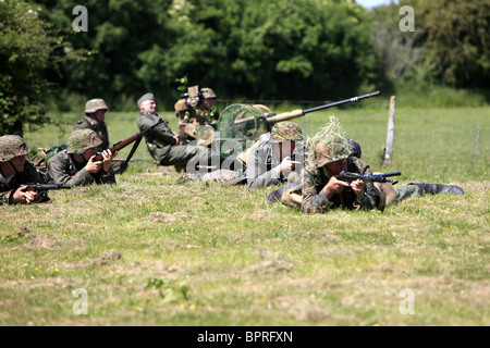 WW2 Reenactment Angehörige der SS, die Teilnahme an einem Scheingefecht Wochenende Stockfoto