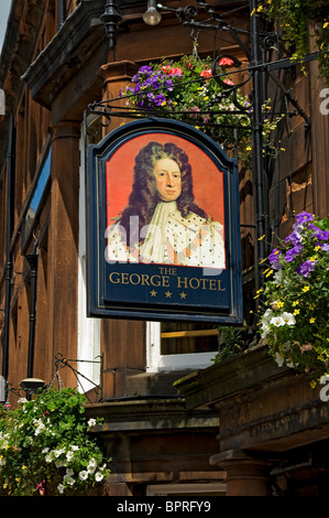 Nahaufnahme eines Hängeschilds vor dem George Hotel Pub Barschilder Penrith Cumbria England Großbritannien GB Groß Großbritannien Stockfoto