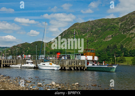 Das Lake Pleasure Steamer Boot Raven liegt am Glenridding Pier Auf Ullswater im Sommer Cumbria England Großbritannien GB Großbritannien Stockfoto