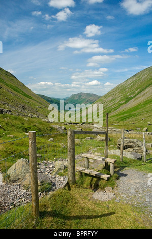 Blick auf Kirkstone Pass in Richtung Brothers Water und Patterdale in Summer Lake District National Park Cumbria England Vereinigtes Königreich GB Großbritannien Stockfoto