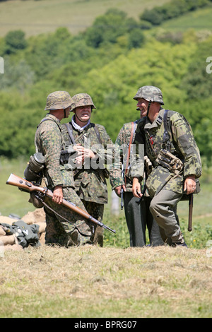 WW2 Reenactment Angehörige der SS, die Teilnahme an einem Scheingefecht Wochenende Stockfoto