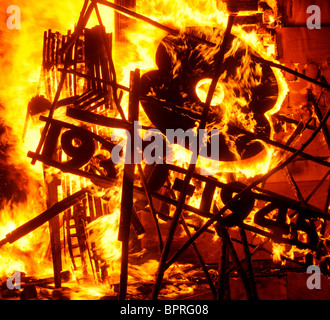 Feuer Nacht feiern in der Nähe von Lewes. Das Dorf East Hoathly gedenkt Waffenstillstand. Bild von Jim Holden. Stockfoto