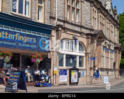 Café-Bar, Polizeistation und Touristeninformationszentrum im Sommer Grange über Sands Cumbria England Großbritannien Großbritannien GB Stockfoto