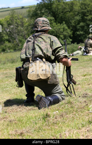 WW2 Reenactment Angehörige der SS, die Teilnahme an einem Scheingefecht Wochenende Stockfoto