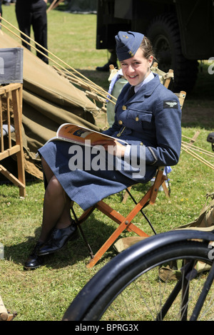 Ein junges WW2 Reenactment weibliche Mitglied in der Uniform eines WAAF Stockfoto