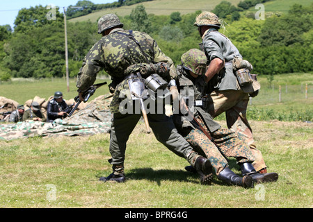 WW2 Reenactment Angehörige der SS, die Teilnahme an einem Scheingefecht Wochenende Stockfoto