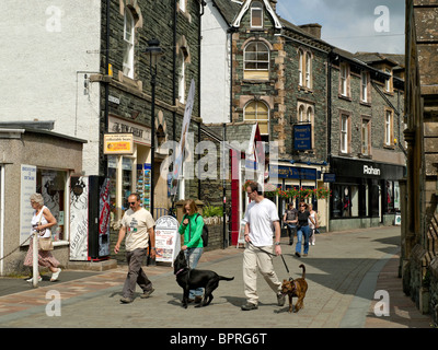 Menschen Touristen Besucher zu Fuß entlang der Lake Road im Sommer Keswick Cumbria England Vereinigtes Königreich Großbritannien GB Stockfoto