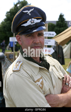 Ein WW2 Reenactment-Mitglied in der Uniform von einem Senior NCO in der deutschen Luftwaffe während eines Wochenendes zusammenkommen Stockfoto