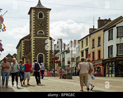 Menschen Touristen Besucher in der Moot Hall im Sommer Markt Square Keswick Cumbria England Vereinigtes Königreich Großbritannien Stockfoto