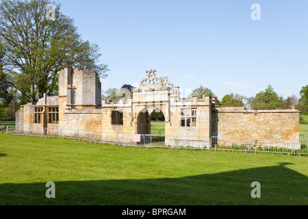 Die Ruinen des jakobinischen Torhauses des alten Herrenhauses westlich von Kirche von St Andrew im Dorf Toddington, Gloucestershire. Stockfoto