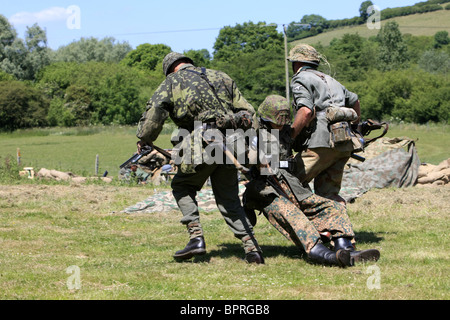 WW2 Reenactment Angehörige der SS, die Teilnahme an einem Scheingefecht Wochenende Stockfoto