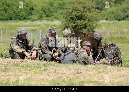 WW2 Reenactment Angehörige der SS, die Teilnahme an einem Scheingefecht Wochenende Stockfoto