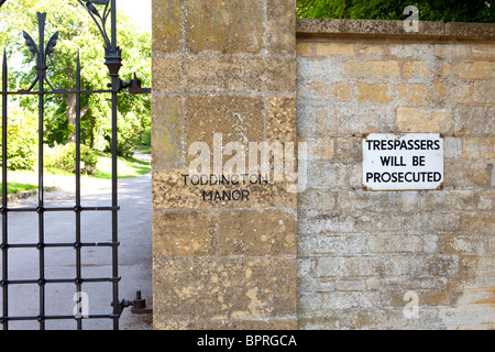 Das Tor zur Toddington Manor, Gloucestershire. Das Herrenhaus des 19. Jahrhunderts wurde von Damien Hirst im Jahr 2005 gekauft. Stockfoto