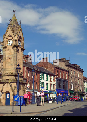 Menschen im Stadtzentrum im Sommer Musgrave Monument Market Square Penrith Cumbria England Großbritannien GB Großbritannien Stockfoto