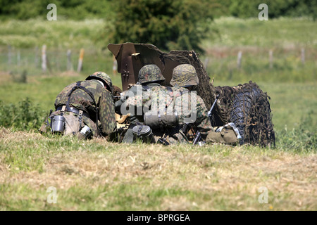 WW2 Reenactment Angehörige der SS, die Teilnahme an einem Scheingefecht Wochenende Stockfoto