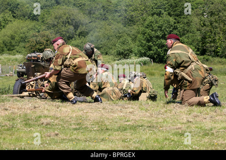 WW2 Reenactment Mitglieder der britischen Fallschirmjäger-Regiment Teilnahme an ein Scheingefecht Wochenende Stockfoto