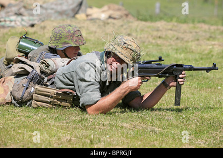 WW2 Reenactment Angehörige der SS, die Teilnahme an einem Scheingefecht Wochenende Stockfoto