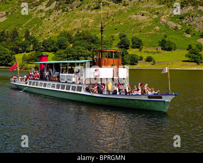 Menschen Touristen Besucher auf dem Dampfer Raven Boot auf Ullswater Im Sommer Lake District National Park Cumbria England Vereinigtes Königreich Königreich Großbritannien Stockfoto