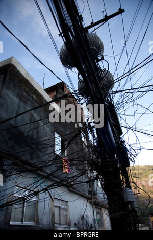 Szene aus der Rocinha, der größten Favela aka Slum oder Vorstadt, auf dem Hügel von Rio De Janeiro, Brasilien. Stockfoto