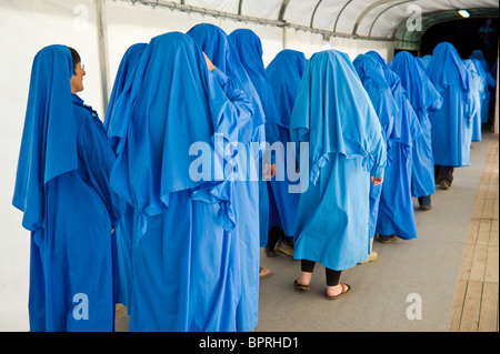 Gorsedd of Bards backstage vorbereiten einer Zeremonie am National Eisteddfod 2010 jährliche walisische Kulturfestival Stockfoto