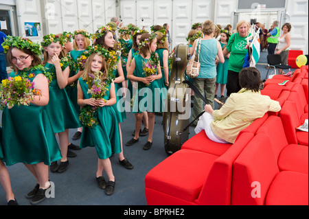 Blumenmädchen mit Girlanden und Sträuße bereiten für die Zeremonie zu National Eisteddfod of Wales 2010 jährliche walisische Kulturfestival Stockfoto