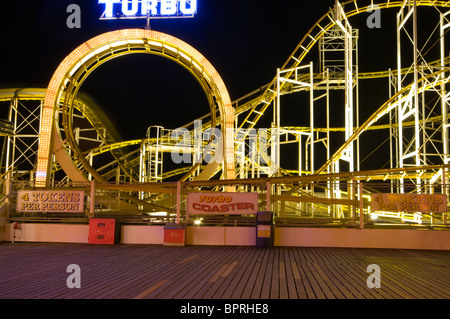 Die Turbo-Kirmes-Fahrt auf Brighton Pier East Sussex England nachts beleuchtet Stockfoto