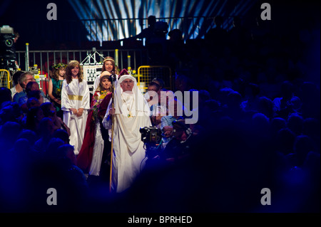 Prozession durch Pavillon von Gorsedd of Bards Krönung Zeremonie am National Eisteddfod 2010 jährliche walisische Kulturfestival Stockfoto