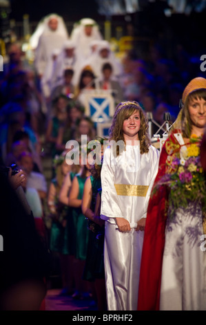 Prozession durch Pavillon von Gorsedd of Bards Krönung Zeremonie am National Eisteddfod 2010 jährliche walisische Kulturfestival Stockfoto