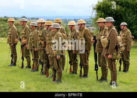 Gruppe von WW1 britischen Re-Enactment Gruppe demonstrieren Armee Bohrer Stockfoto