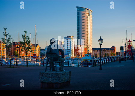 Dylan Thomas Statue Swansea Maritime Viertel Swansea Marina Swansea Wales in der Dämmerung Stockfoto