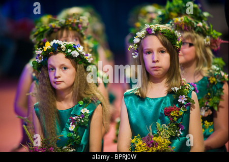 Junge Blumenmädchen mit Girlanden und Blumen-Bouquets auf der Bühne für die Zeremonie am National Eisteddfod of Wales 2010 Stockfoto