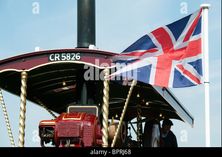 Union Jack-Flagge vor einem Showmans Zugmaschine auf der Great Dorset steam fair 2010, England Stockfoto