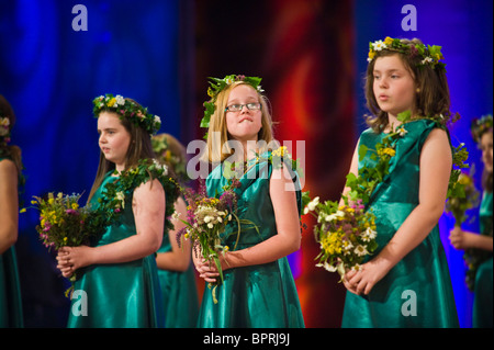 Junge Blumenmädchen mit Girlanden und Blumen-Bouquets auf der Bühne für die Zeremonie am National Eisteddfod of Wales 2010 Stockfoto