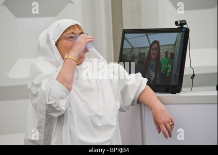 Gorsedd of Bards backstage vorbereiten einer Zeremonie am National Eisteddfod 2010 jährliche walisische Kulturfestival Stockfoto