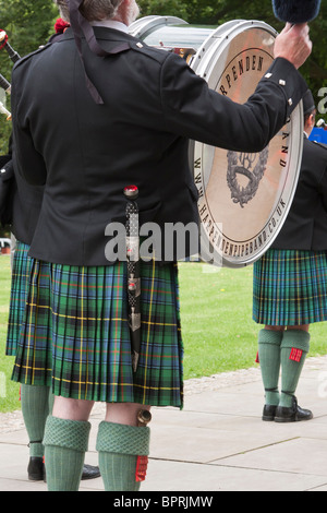 Schlagzeuger aus Harpenden Pipes und Drums-Band im Kilt mit großen Zeremoniendolch in St Albans Magna Carta Parade 2010 Stockfoto