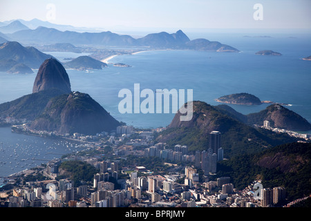 Die Ansicht der Pao de Azucar oder Zuckerhut, vom Gipfel des Corcovado, wo befindet sich die Statue Cristo Blanco (White Christ). Stockfoto