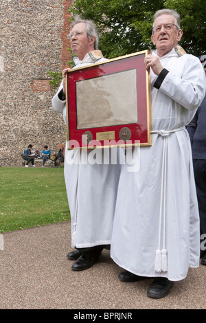 Zwei Männer in Mönchskutten tragen eine gerahmte Kopie der Magna Carta St Albans Magna Carta Wochenende Stockfoto